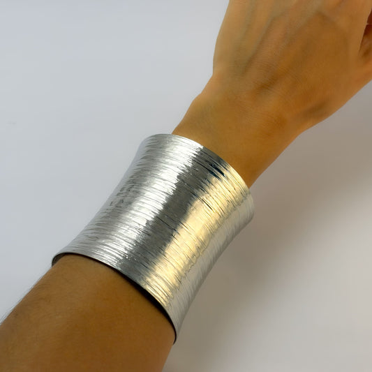 Brazalete ajustable textura ancho acero premium