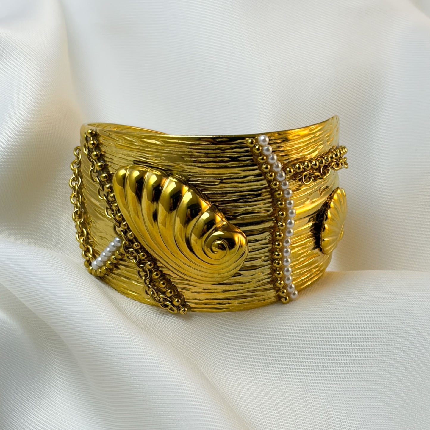 Brazalete ajustable hoja textura coral con perlitas acero premium dorado