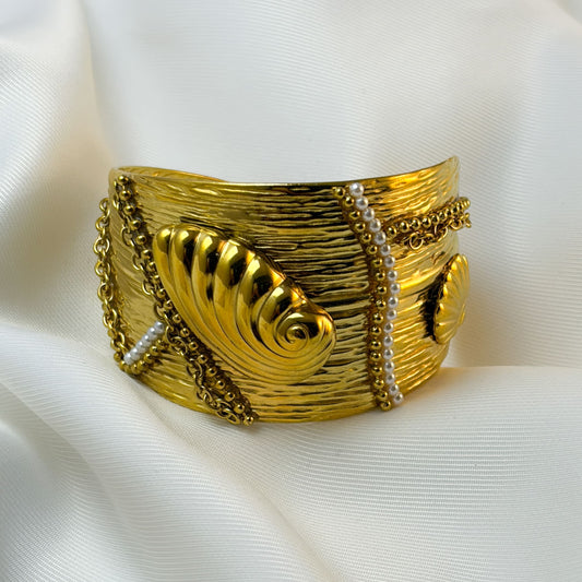 Brazalete ajustable hoja textura coral con perlitas acero premium dorado