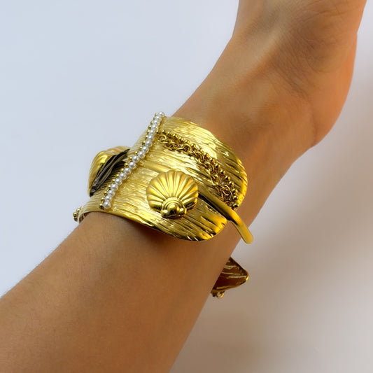 Brazalete ajustable hoja textura coral con perlitas acero premium dorado