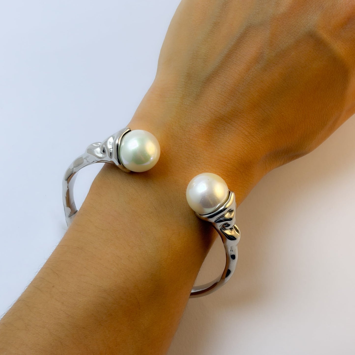 Brazalete ajustable abierto dos puntas perlas acero premium