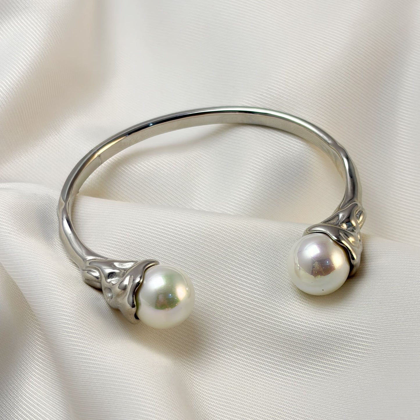 Brazalete ajustable abierto dos puntas perlas acero premium