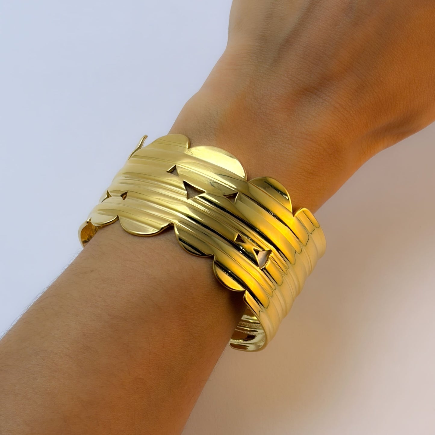 Brazalete rígido rayas ovalos acero premium