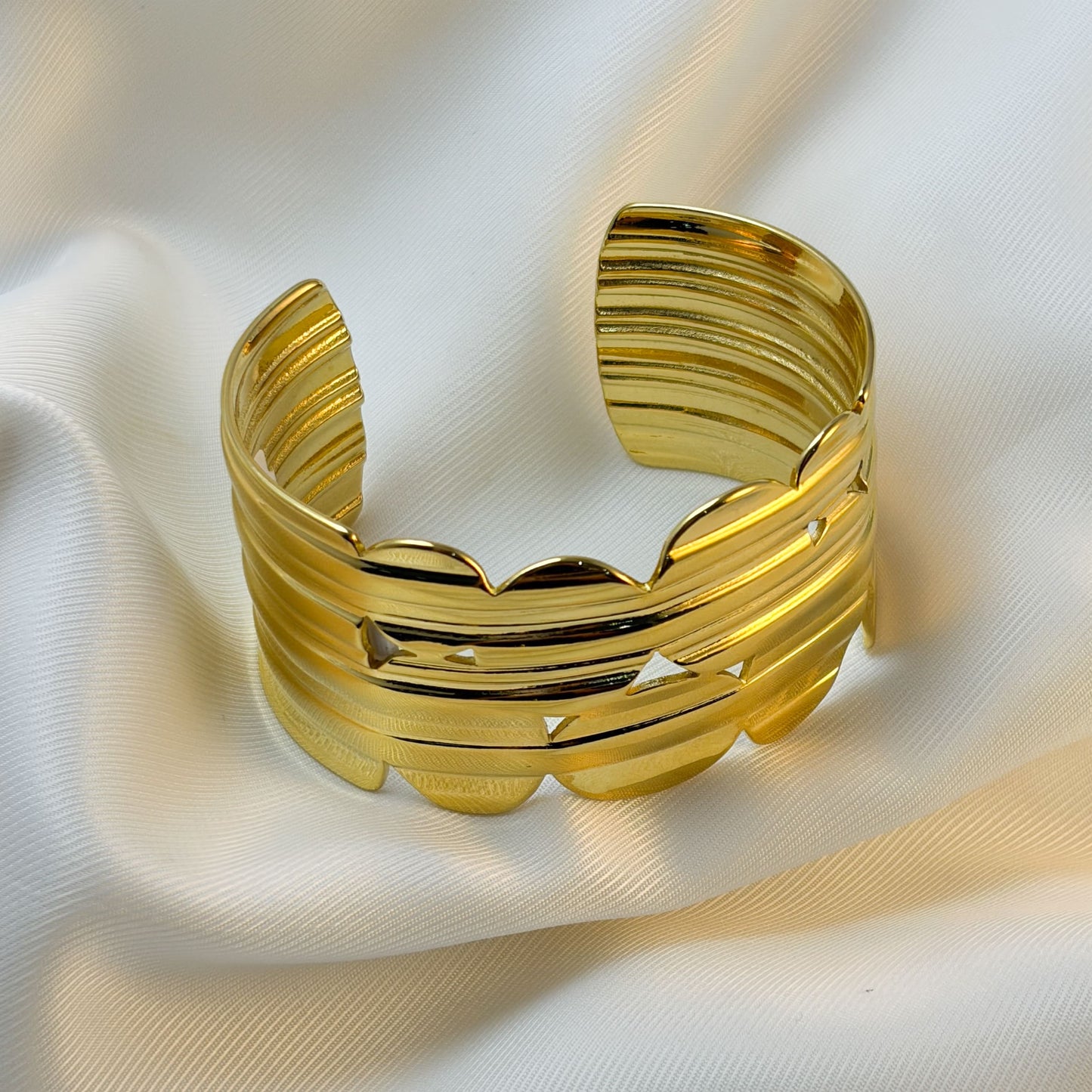 Brazalete rígido rayas ovalos acero premium