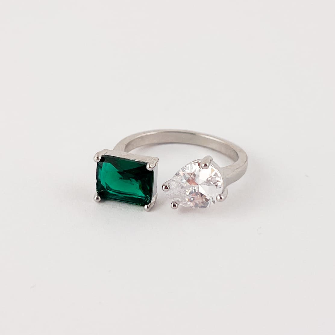 Anillo cristal verde y zirconia gota chapa de oro plateado ajustable (medida mínima 7)