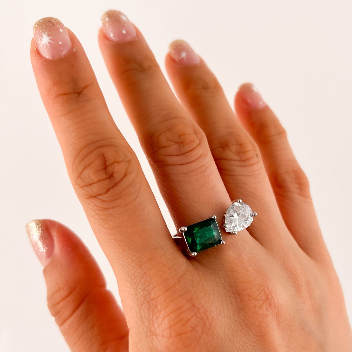 Anillo cristal verde y zirconia gota chapa de oro plateado ajustable (medida mínima 7)