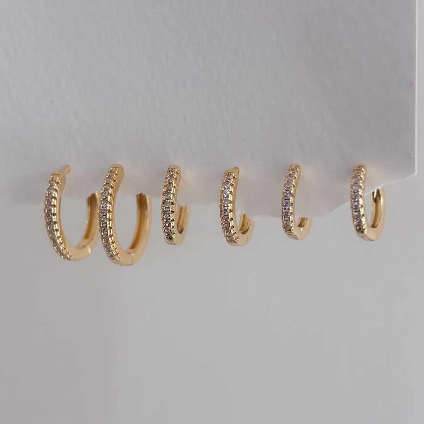 Huggies chapa de oro zirconias diferentes tamaños