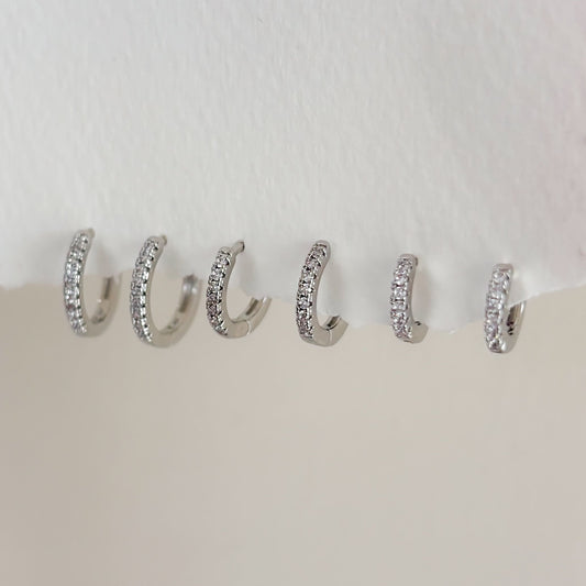 Huggies chapa de oro zirconias diferentes tamaños plateado