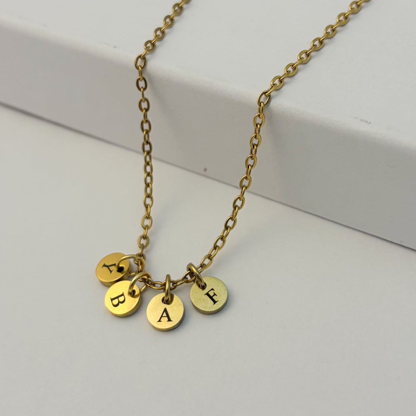 Collar personalizado con mini dijes iniciales de hijos regalo día de las madres