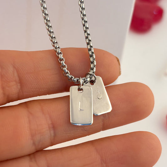 Collar dos plaquitas plateadas con iniciales cadena de caballero