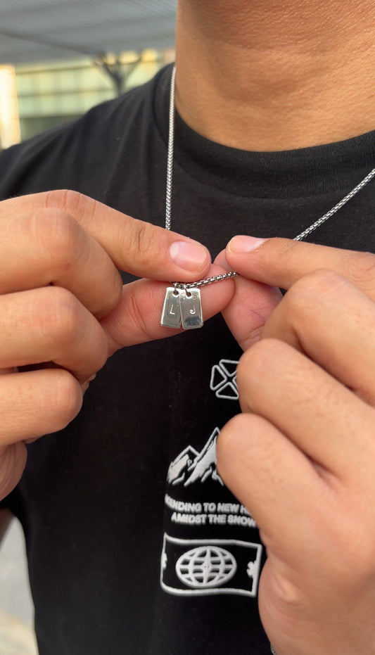 Collar dos plaquitas plateadas con iniciales cadena de caballero