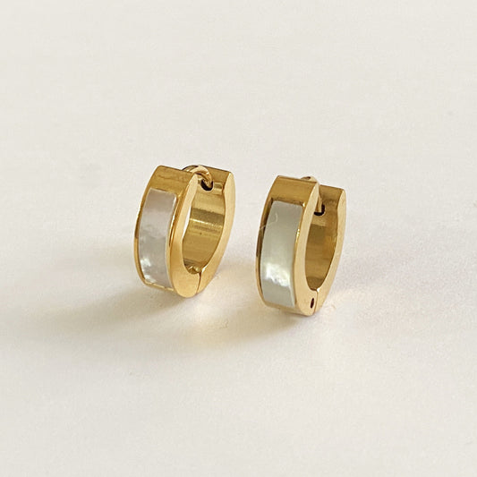 Huggie dorada madre perla acero inoxidable 1.3cm