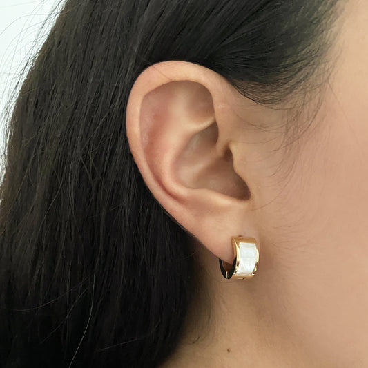 Huggie gruesa dorada madre perla acero inoxidable 1.3cm