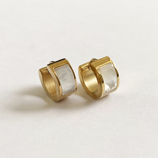 Huggie gruesa dorada madre perla acero inoxidable 1.3cm