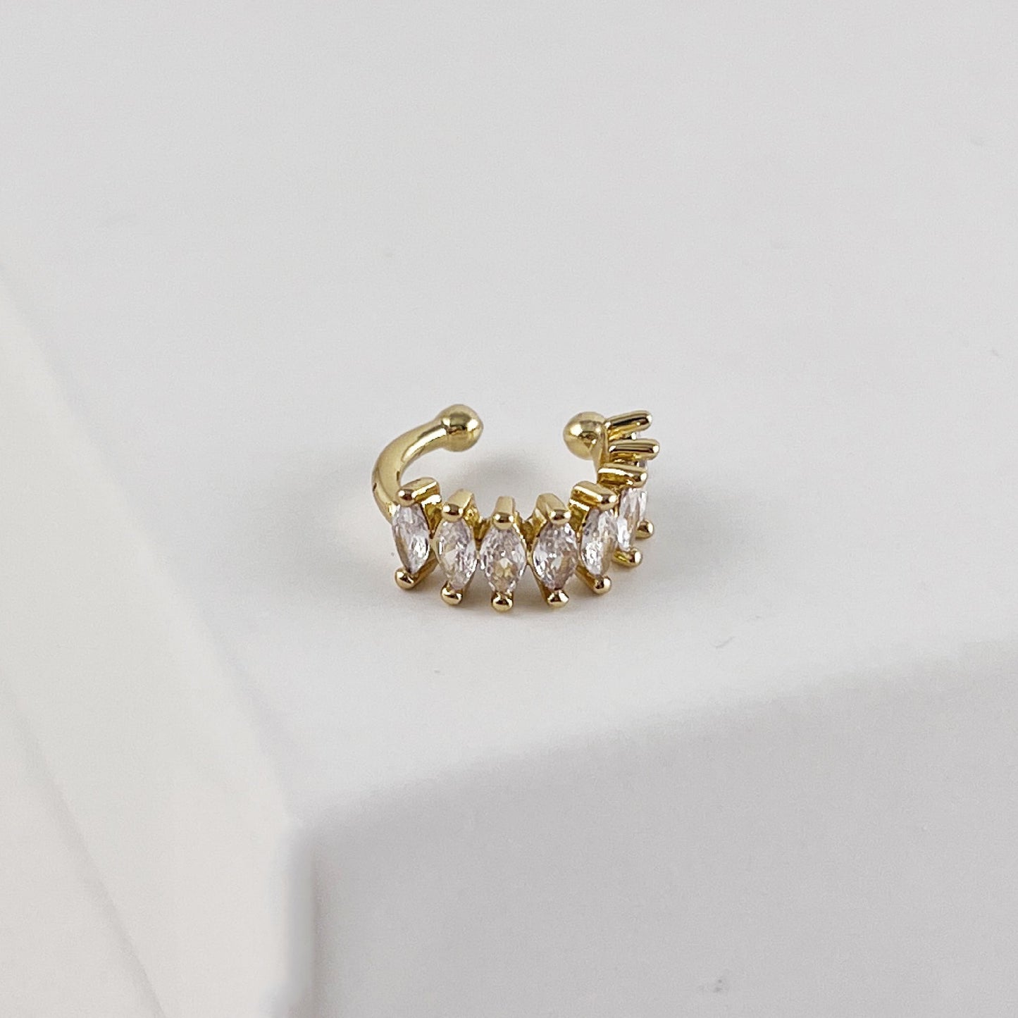 Ear cuff simulador de perforación zirconias alargadas chapa de oro