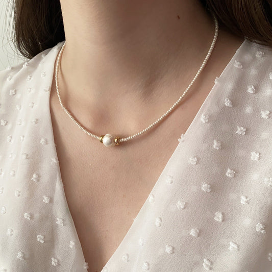 Gargantilla perla con chaquira beige chapa de oro