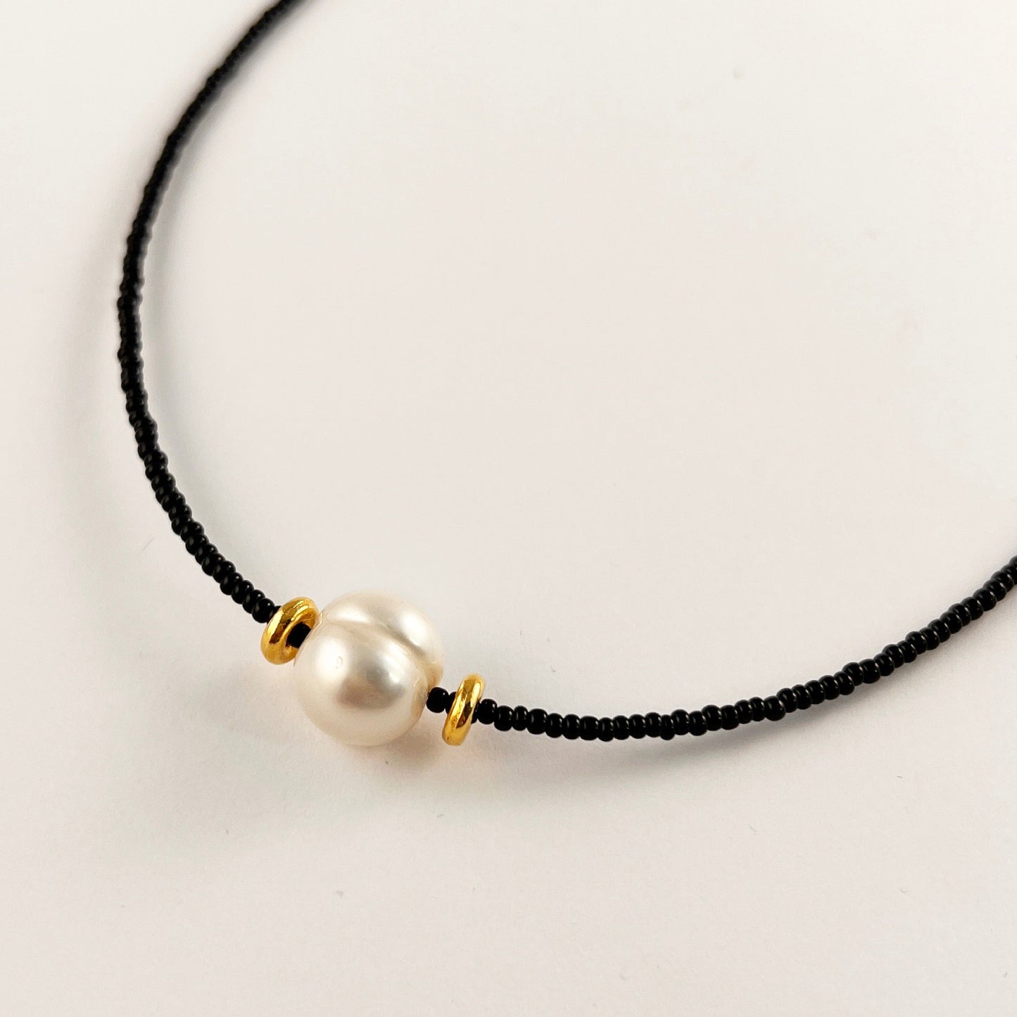 Gargantilla chapa de oro chaquira perla negra