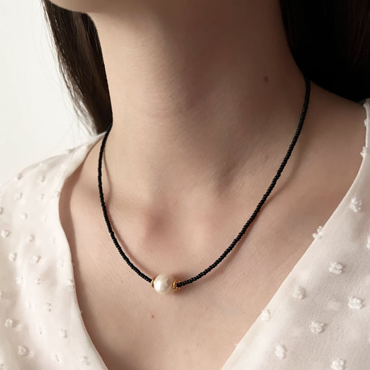 Gargantilla chapa de oro chaquira perla negra