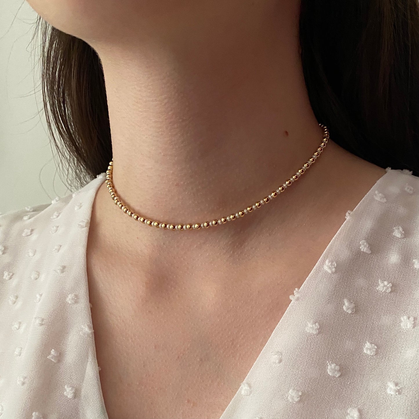 Gargantilla choker bolita dorada y blanca en chapa de oro