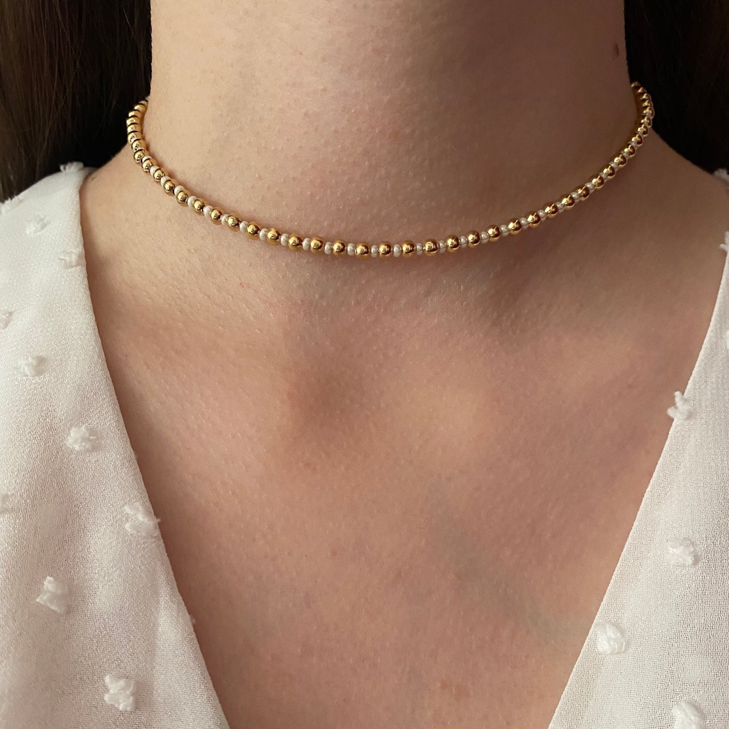 Gargantilla choker bolita dorada y blanca en chapa de oro