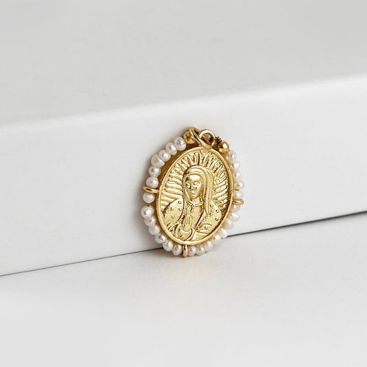 Medalla virgen de Guadalupe bordada con perla chapa de oro