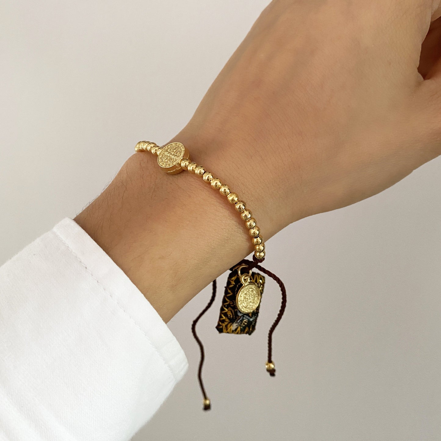 Pulsera hilo esferitas con escapulario medalla de San Benito chapa de oro