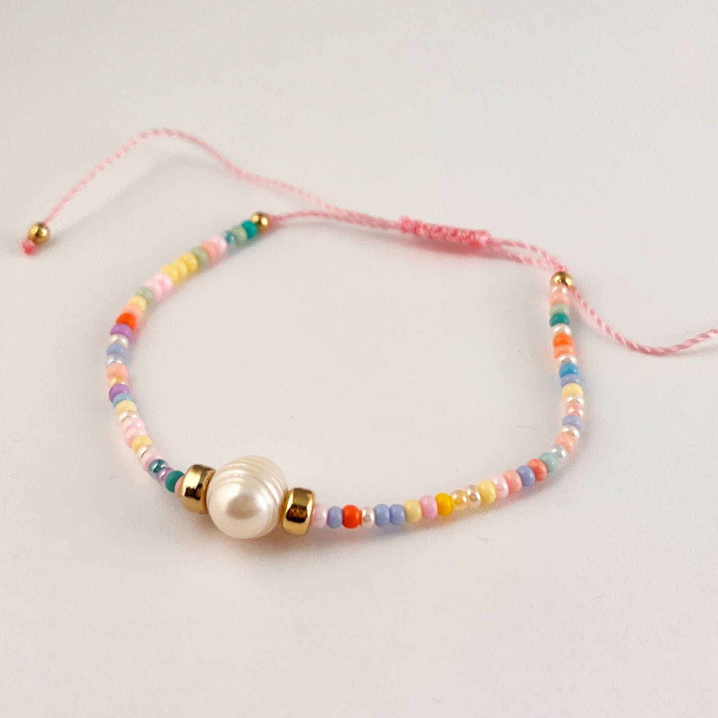 Pulsera hilo ajustable con una perla natural chaquira de colores pastel