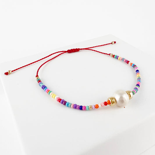 Pulsera hilo rojo ajustable con chaquira de colores y perla natural