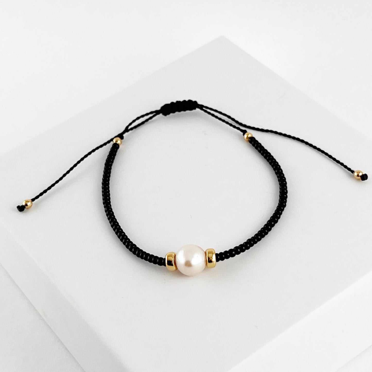 Pulsera hilo chaquira negra perla