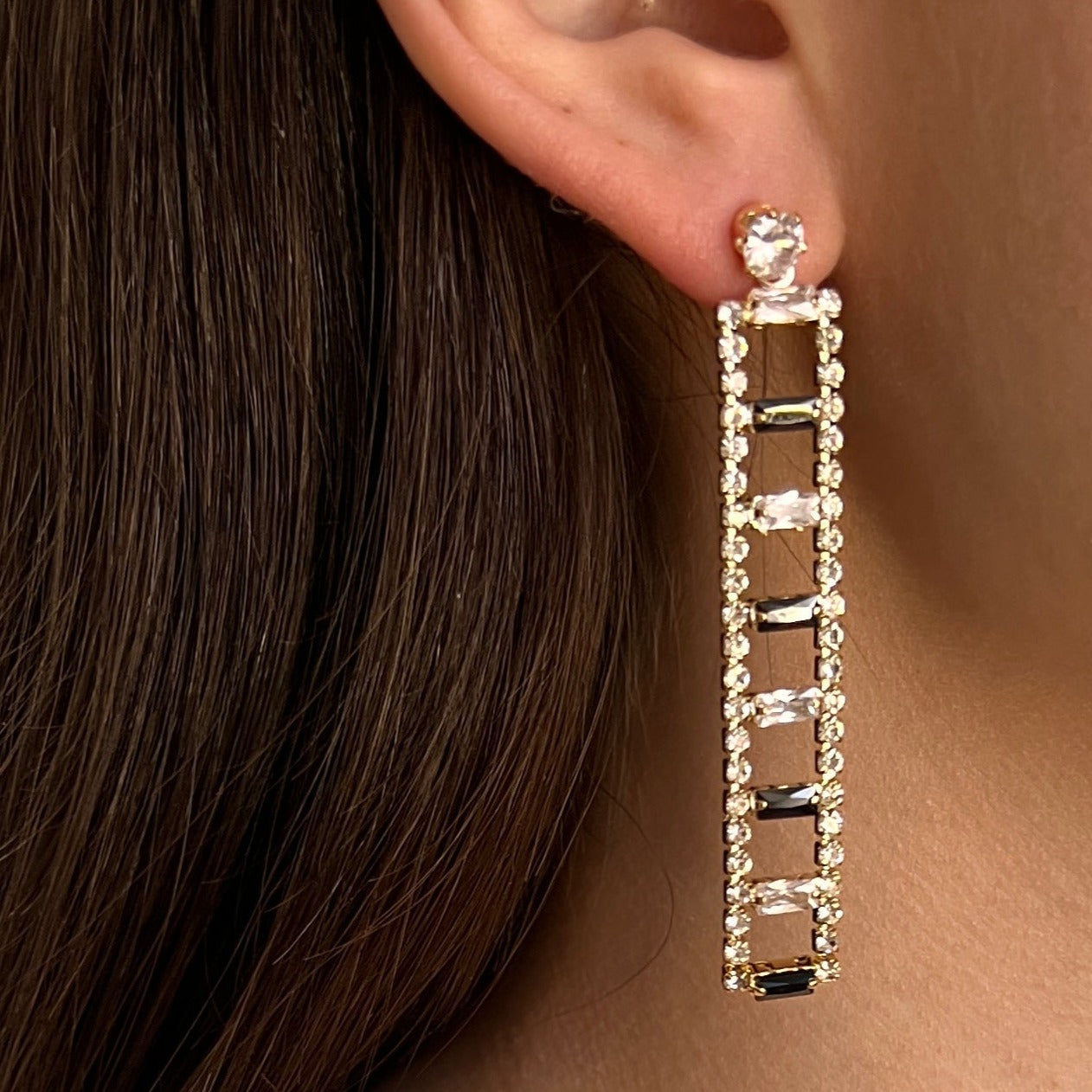 Arete largo cristal blanco y negro escaleras bisutería fina