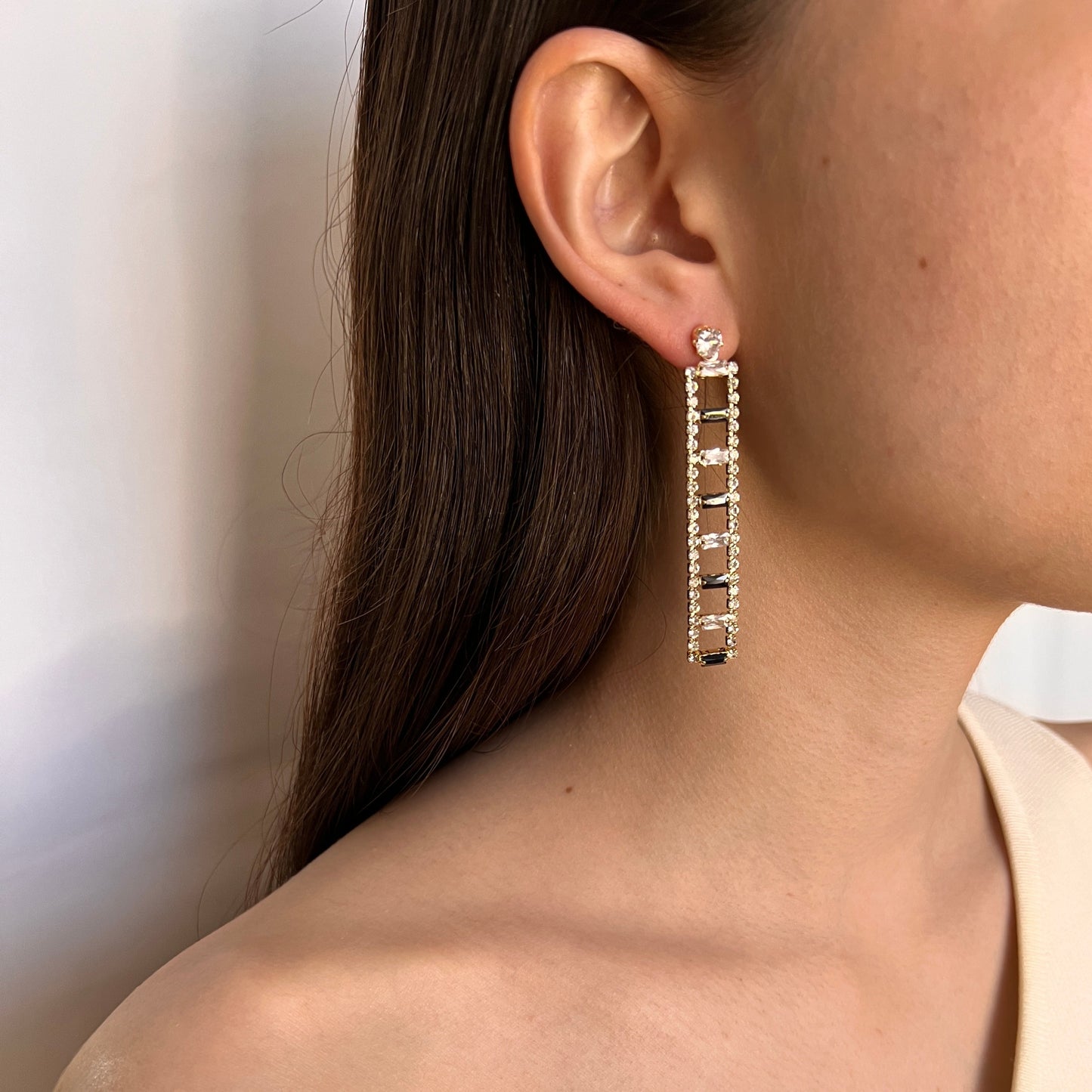 Arete largo cristal blanco y negro escaleras bisutería fina