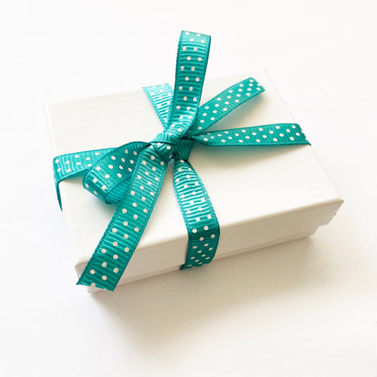 Caja mediana rectangular con listón para joyería